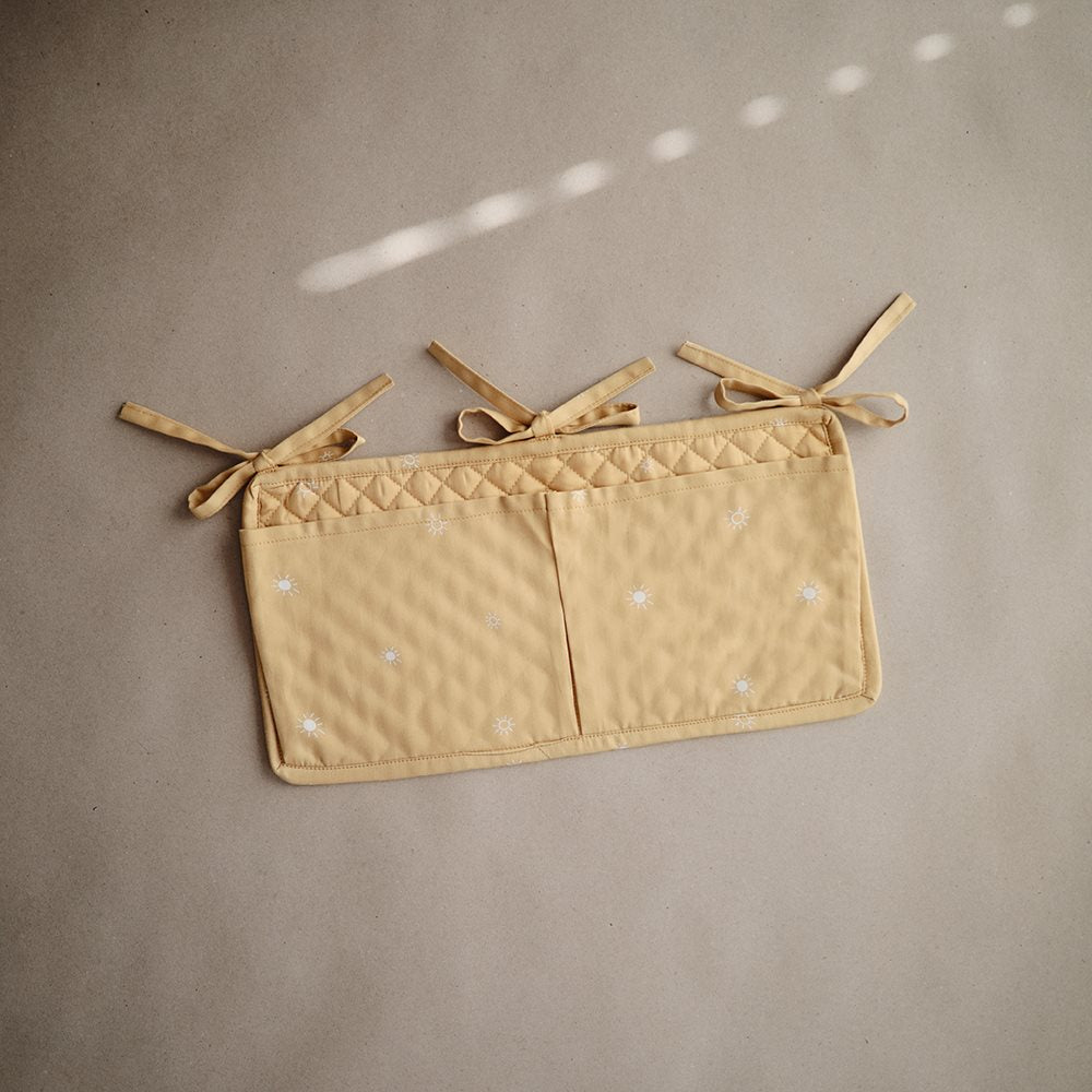 mushie Babybett Tasche Crib Pocket Organizer Sun