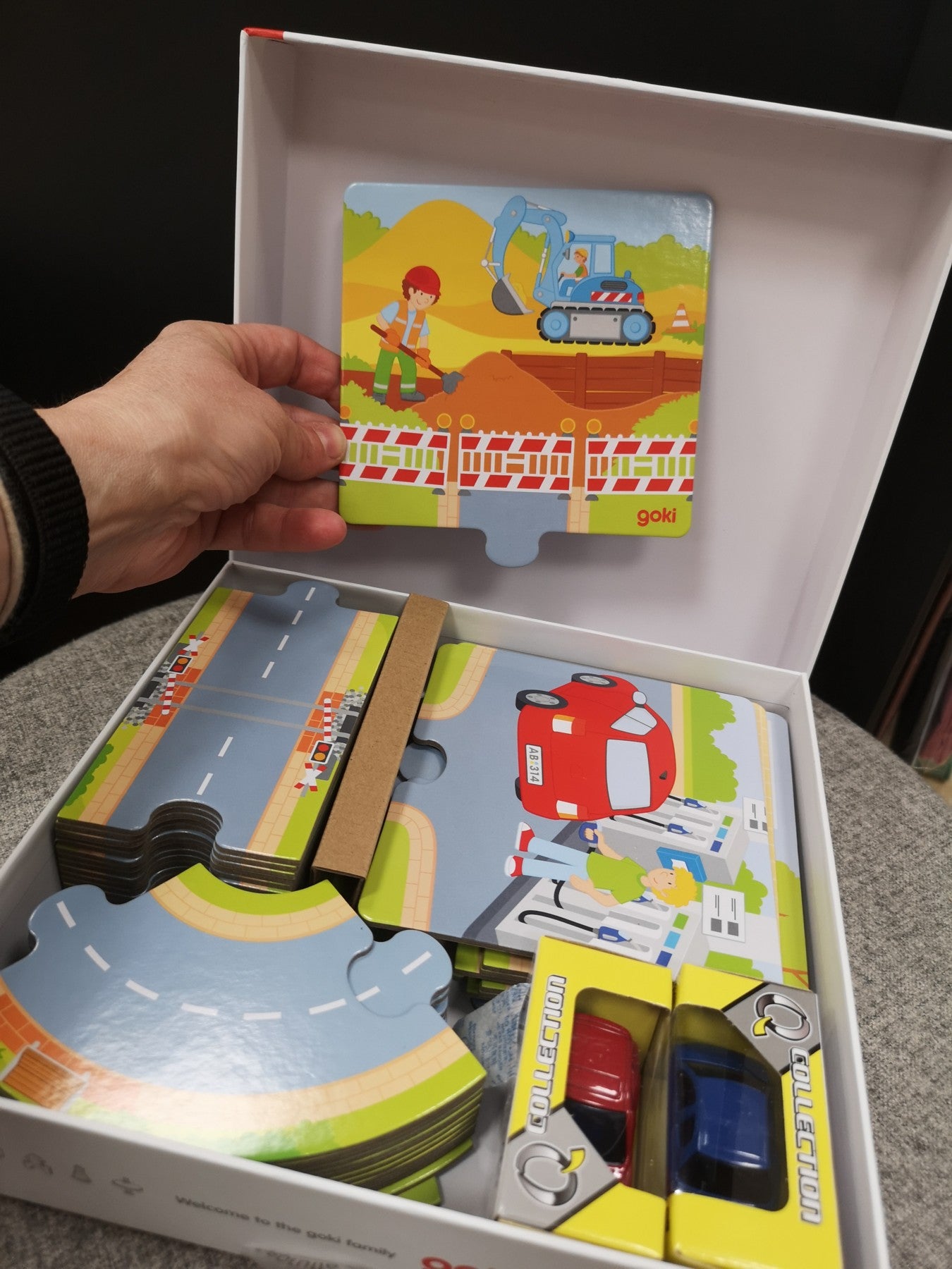 Goki Spiel Straße mit 2 Autos 3J+