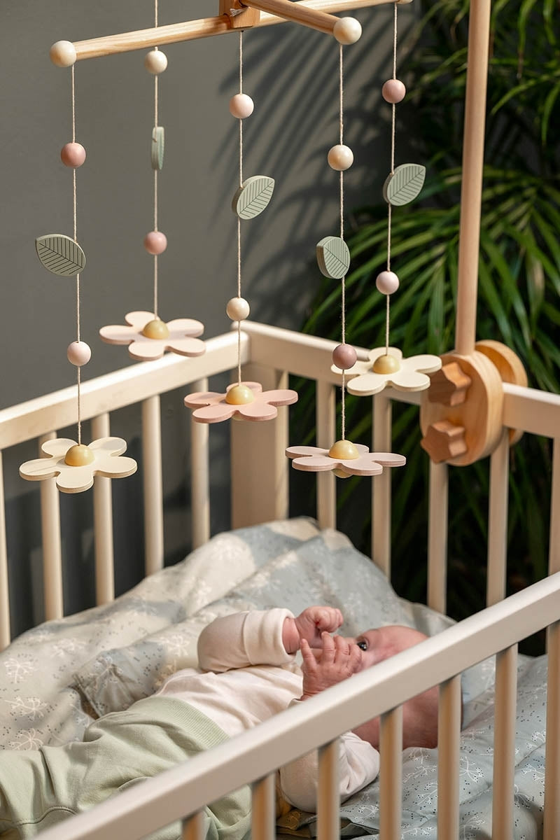 Baby unter Mobile Blumen Jabadabado