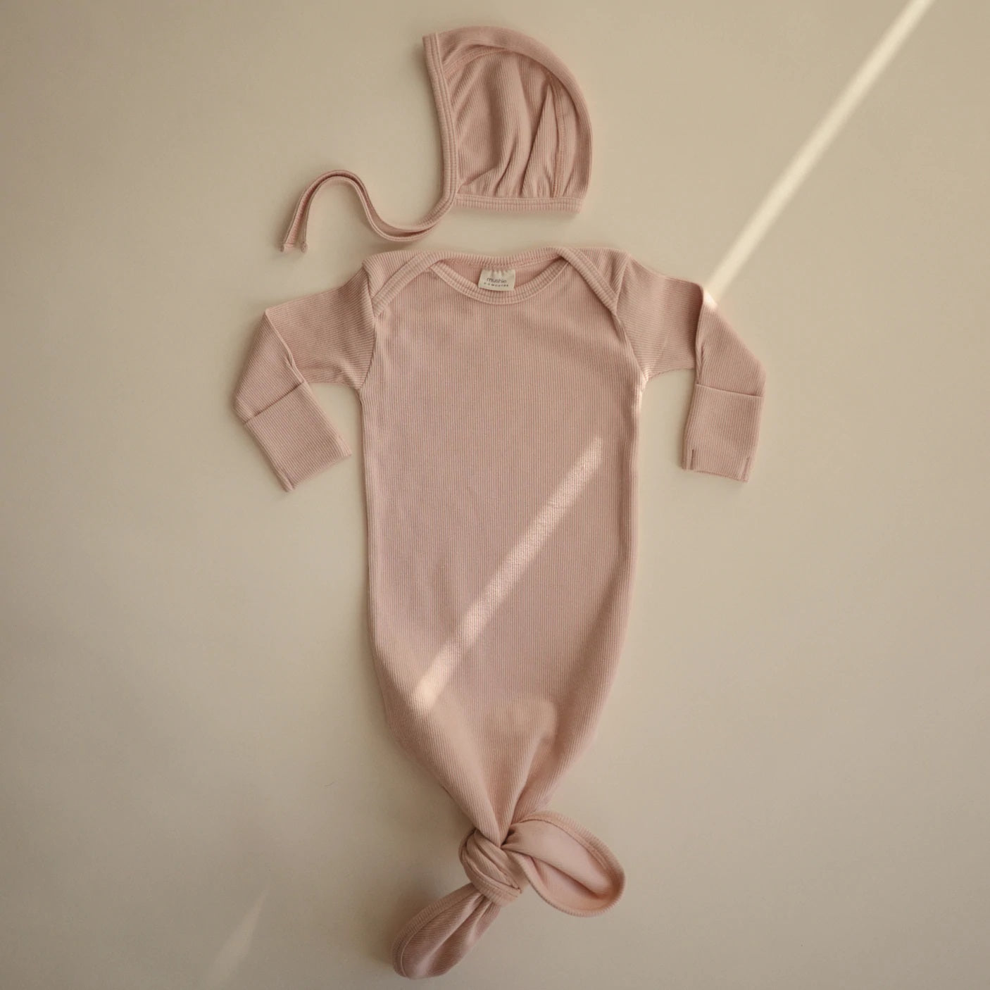 mushie Geknoteter Babyschlafsack Ribbed Knotted Baby Gown Rosa