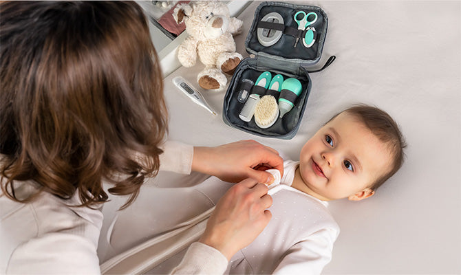 Reer Baby Pflegeset Babybürste, Kamm, Feile, Nagelschere und Clips