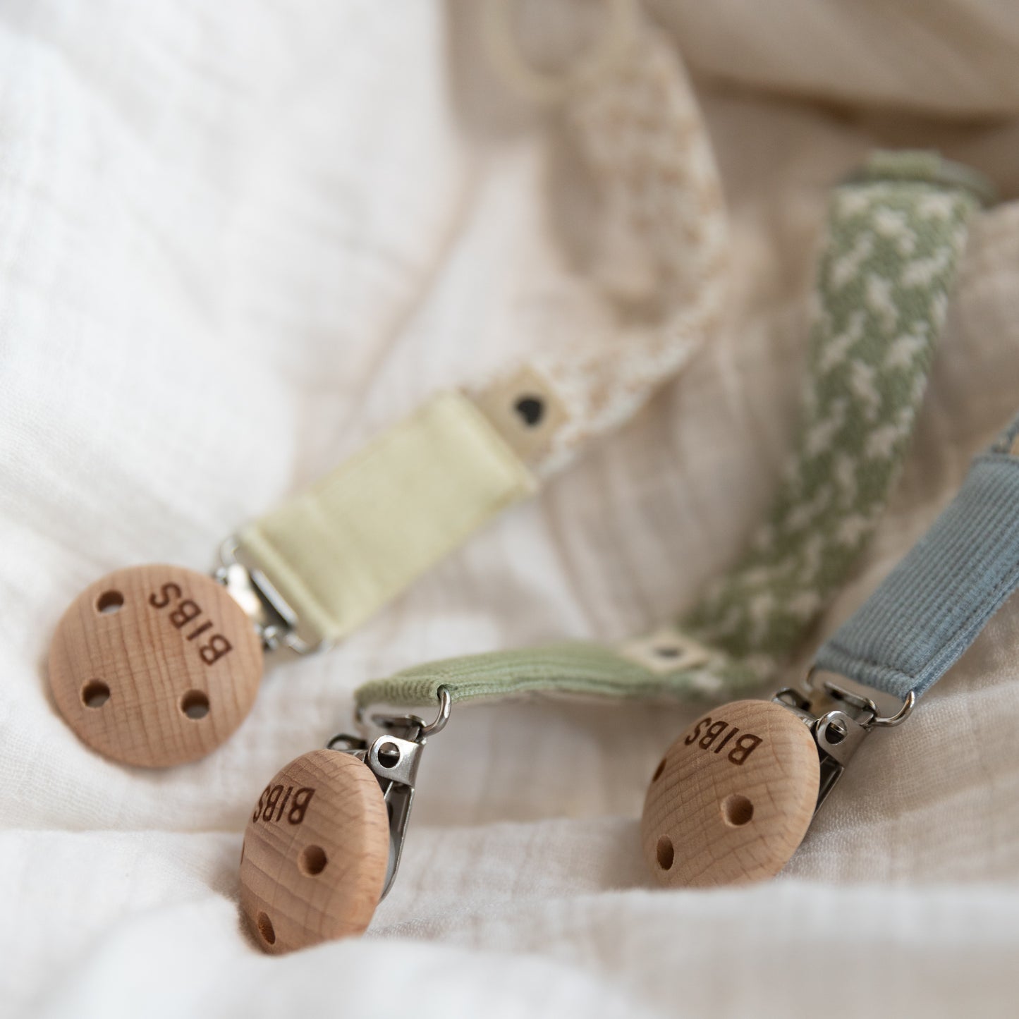 Bibs Baby Paci Braid Schnullerband mit Holzclip für alle Schnuller geeignet